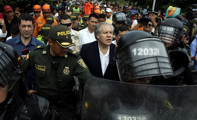 Almagro walks in Cucuta with heavy security.