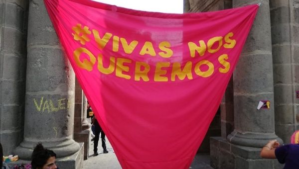 A banner reading #VivasNosQueremos (We want us alive) hanging up before a women's march through the capital. 