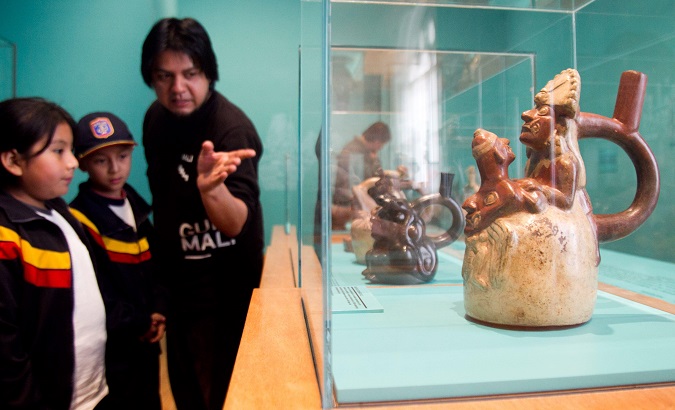 A guide shows Mochica pottery to a group of visitors at the Museum of Art of Lima. September 18, 2015.