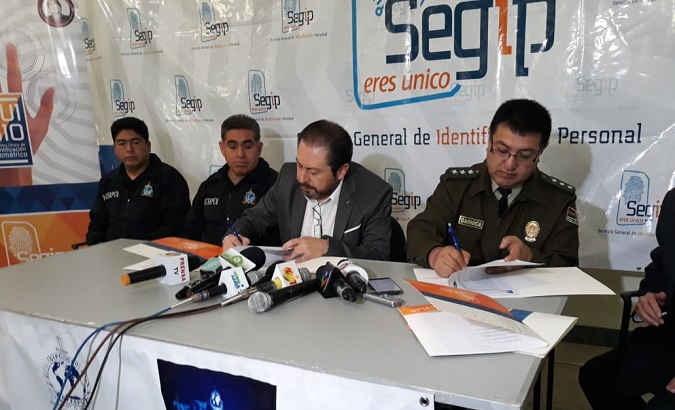 Marco Antonio Cuba of Segip and the head of Interpol in Bolivia, Gustavo Garnica, sign agreement in La Paz.