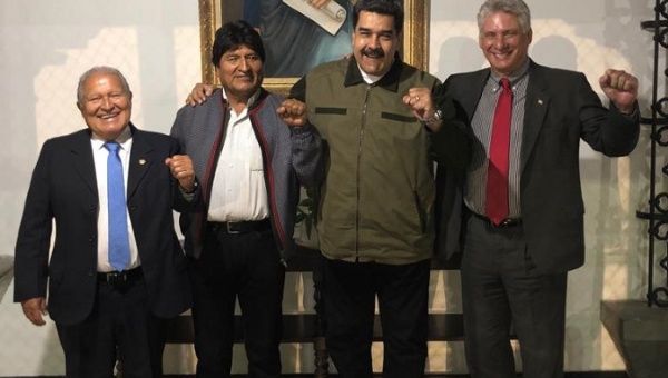 Venezuelan President Maduro (C) was joined by almost 100 international delegates at his swearing-in ceremony.