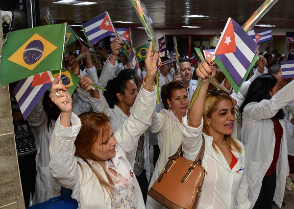Cuban doctors returning to the island after being withdrawn from Brazil in December 2018.