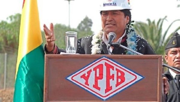 Evo Morales speaking at a podium of the nationalized petroleum company Petroleros de Bolivia (YPFB).