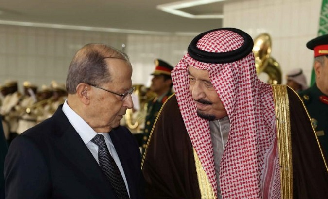 Saudi King Salman bin Abulaziz Al-Saud chats with Lebanon's President Michel Aoun (L) in Riyadh, Saudi Arabia, Jan. 10, 2017.