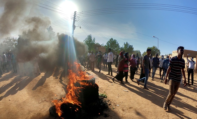 Sudanese demonstrators burn tires in Omdurman, Khartoum, Sudan, Jan. 20, 2019.