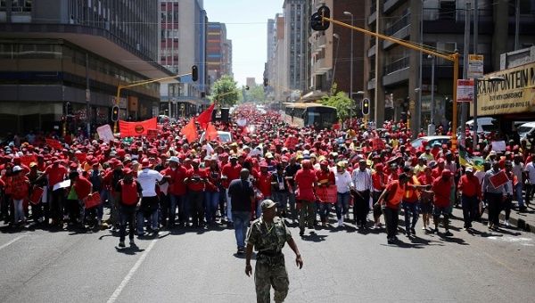 South African workers protest against corruption, in Johannesburg, South Africa, Sep. 27, 2017.