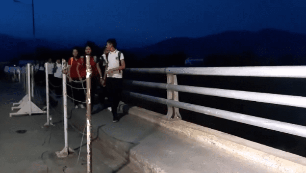 Starting 5:00 am Monday kids were able to cross the border bridges between Colombia and Venezuela to attend school.