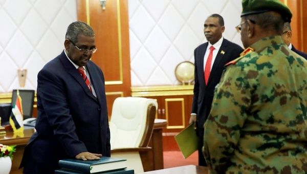Mohamed Tahir Ayala sworn in as prime minister before Sudan's President Omar al-Bashir at a swearing in ceremony of new officials in Khartoum, Feb 24, 2019.