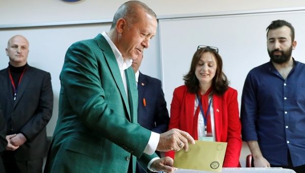 Turkish President Tayyip Erdogan casts his ballot at a polling station during the municipal elections in Istanbul, Turkey, March 31, 2019. 