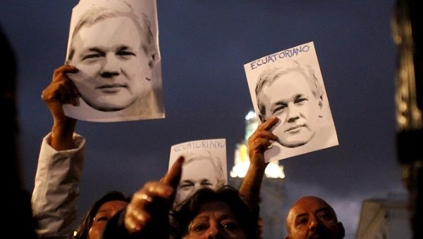 People are shown protesting for Assange.