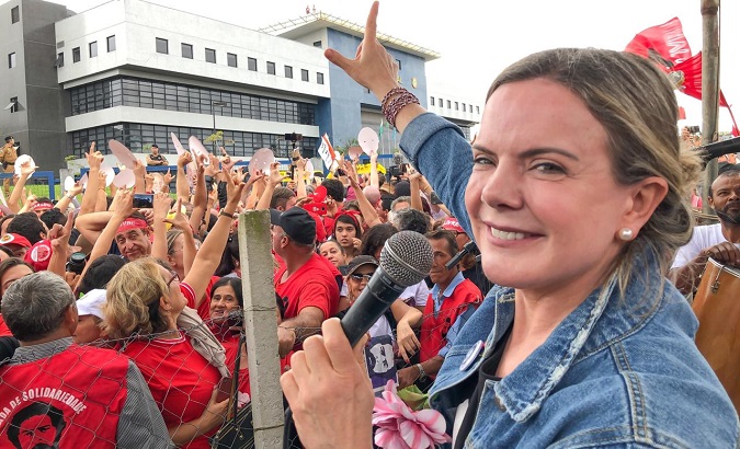 Gleisi Hoffmann, Leader of the Workers' Party (PT) read Lula's letter to his supporters outside his prison in Curitiba.