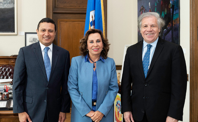 Organization of American States (OAS) Secretary General Luis Almagro (R) with presidential candidate and former first lady Sandra Torres (m) in Washington. April 7, 2019