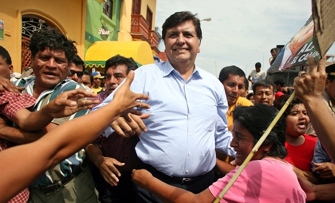 Peruvian presidential candidate Alan Garcia (C) greets supporters during a campaign rally in Catacaos, Piura, Peru May 30, 2006.