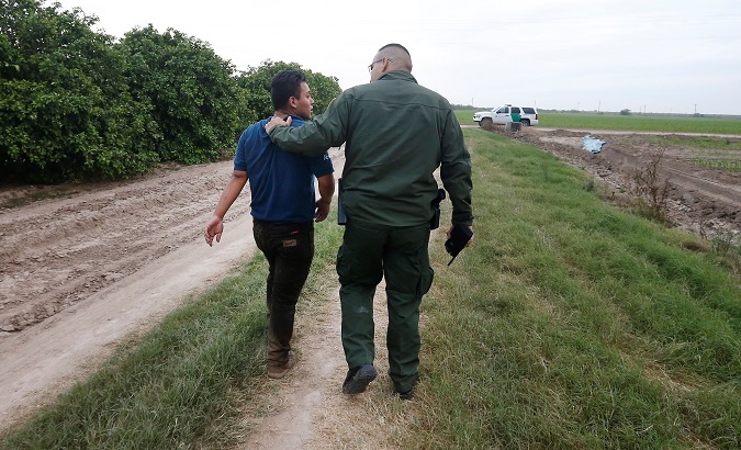 Referential: A United States Border Patrol agent walks a person suspected of crossing the Rio Grande River to enter the United States, Texas, 13 March 2018.