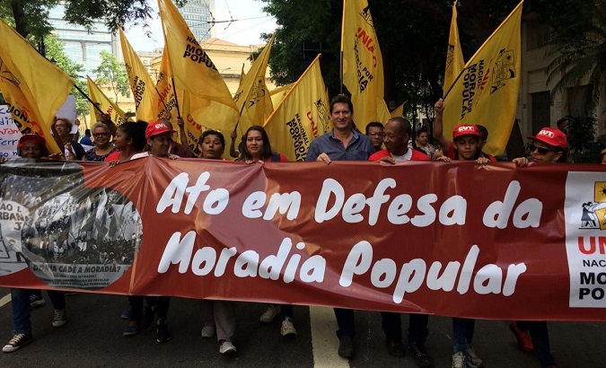 Vice President of the Workers’ Party at Sao Paulo Jilmar Tatto (c) holds a banner saying ‘Action in defense of popular housing’ in Sao Paulo, Brazil, April 24, 2019.