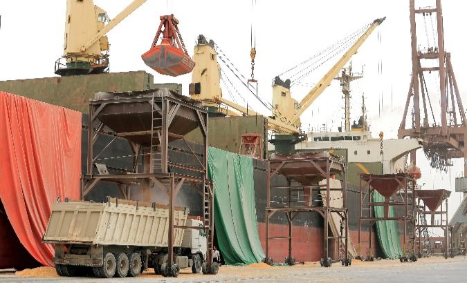 A shipment of grain is unloaded at the Red Sea port of Hodeidah, Yemen August 5, 2018.