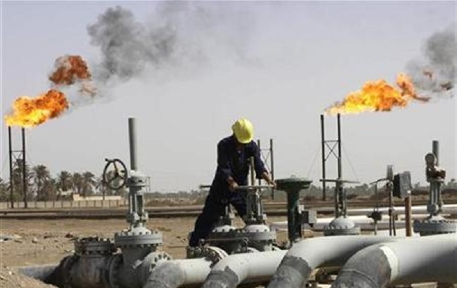 An Iraqi worker maintains an oil pipe at Nahr Al-Umran gas refinery in Al-Dier District, northern Basra.
