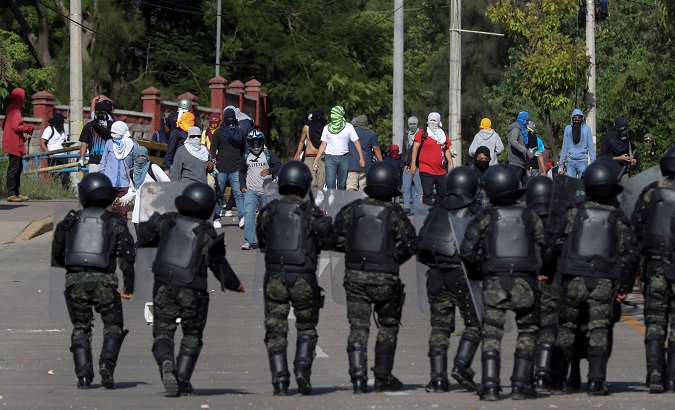 Military police surround college students in the protests held in Tegucigalpa, Honduras, June 29, 2019.
