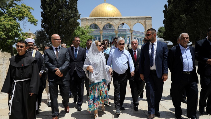 Israel arrested Palestinian minister for touring Al Aqsa mosque with Chilean President Sebastian Piñera.
