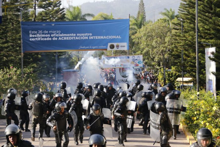 Security forces try to evict students from UNAH campus, Tegucigalpa, Honduras, July 1, 2019.