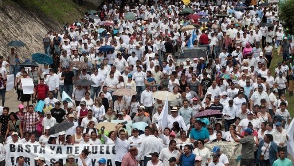Honduran doctors and teachers continue their demonstrations against the installed right-wing government.