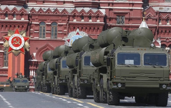 Russian S-400 Triumph medium-range and long-range surface-to-air missile systems drive during the Victory Day parade at Red Square in Moscow, Russia, May 9, 2015.