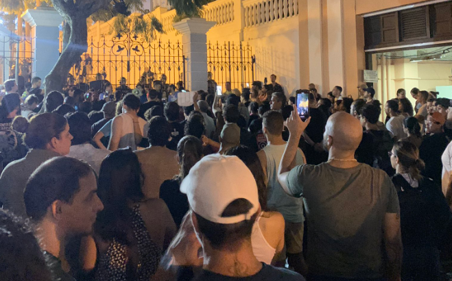 People have gathered in front of Puerto Rico governer’s house to demand his resignation.