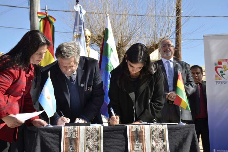 Bolivia, Argentina Sign Agreement for Medical Care at Border