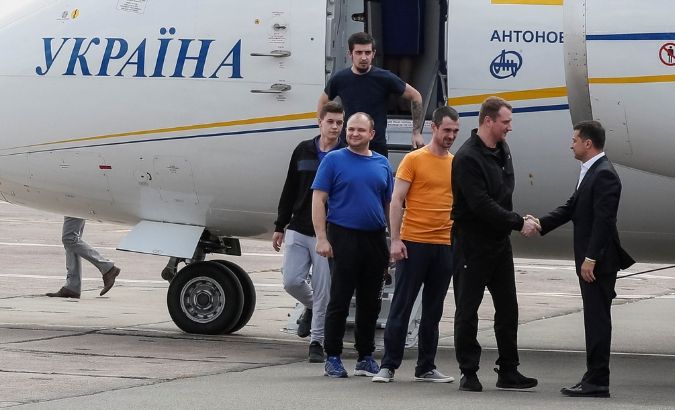 Ukraine's President Volodymyr Zelensky (R) welcomes recently exchanged Ukrainian prisoners upon arrival at Boryspil International Airport in Kiev, after a Russia-Ukraine prisoner swap, Ukraine September 7, 2019.