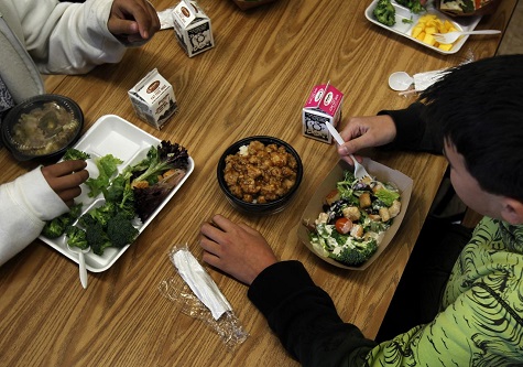 Currently, only students from homes with incomes 185 percent of the poverty line (US $47,600 for a family of four) can enroll in free or reduced-price meals.