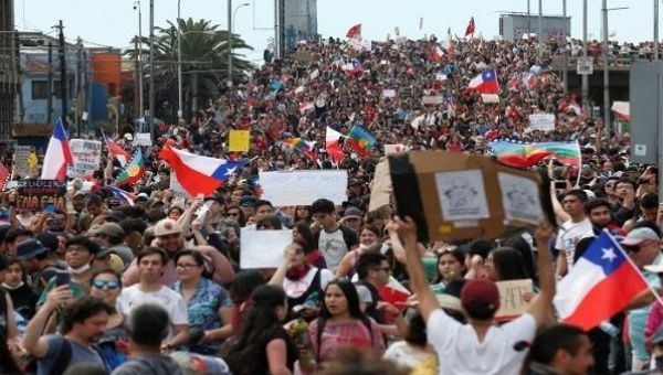 The protest unites people from the cities of Viña del Mar and Valparaíso, that go to headquarters of the Congress located on Avenida Pedro Montt, in the so-called garden city.