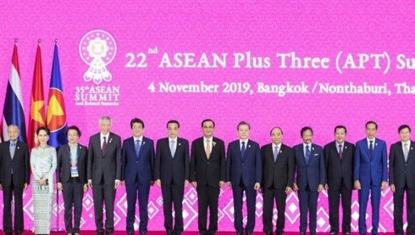 Chinese Premier Li Keqiang poses for a group photo with other leaders attending the 22nd ASEAN-China, Japan and South Korea (10+3) leaders' meeting in Bangkok, Thailand, Nov. 4, 2019.