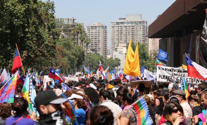 In Santiago, we are present in the march that advances from the Plaza de la Dignidad to La Moneda together with organizations and movements.