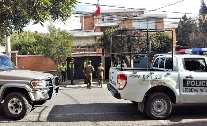 An unusual amount of Bolivian police and intelligence officers were denounced to post outside the Mexican diplomatic premises in La Paz on Dec. 23.