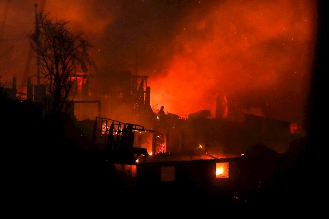 More than a hundred homes have been consumed by the flames in a forest fire that reached Tuesday a section of the coastal town of Valparaíso, while dozens of firefighters and aircraft are trying to control the situation from land and air.
