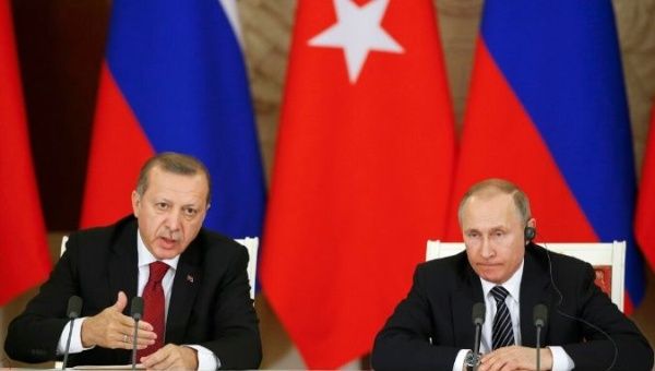 Russian President Vladimir Putin (R) and his Turkish counterpart Tayyip Erdogan attend a news conference after the talks at the Kremlin in Moscow, Russia, March 10, 2017.