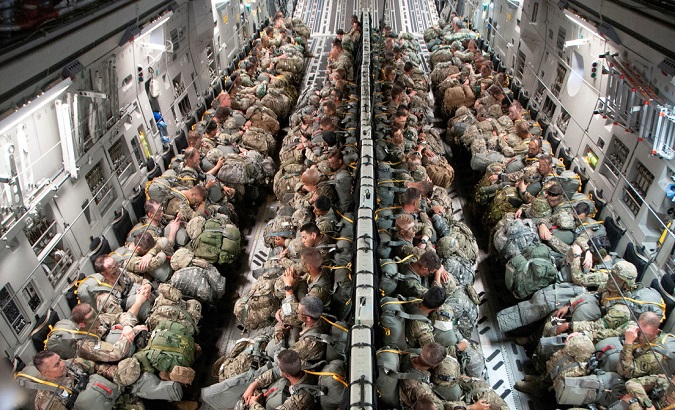 Soldados de EE.UU. son transportados a una base en Polonia en un C-17 Globemaster III durante un ejercicio en 2018.