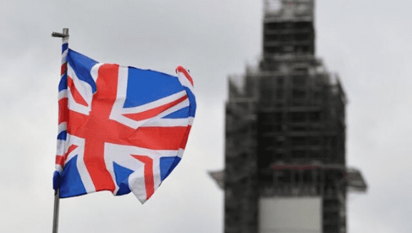  A Union Jack flag flutters as Big Ben clock tower is seen behind at the Houses of Parliament in London, Britain September 11, 2019. 