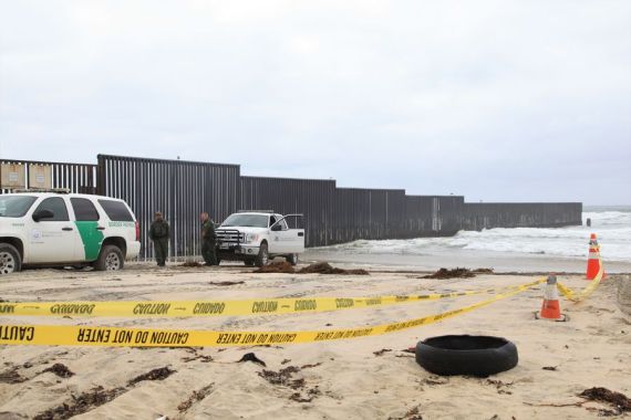 U.S. policemen guard near the border wall between the U.S. and Mexico, in San Diego, the United States, April 30, 2018.