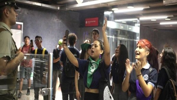 Young people protest in the Santiago de Chile Metro during demonstrations last Monday, March 2, 2020.