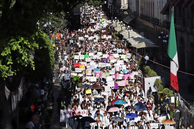 During the march through the main streets of the city, the protesters shouted slogans like “(Gov. Miguel) Barbosa, listen well!” and “Sir and madam, don’t be indifferent; they’re killing students right in front of your eyes!”