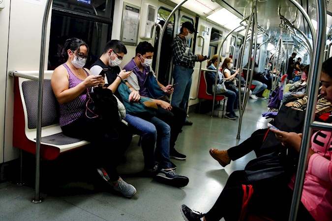 Subway commuters in a wagon this Tuesday in Santiago (Chile). Chile has already confirmed more than 900 infected with coronavirus in the country, the vast majority of them in the Metropolitan Region.