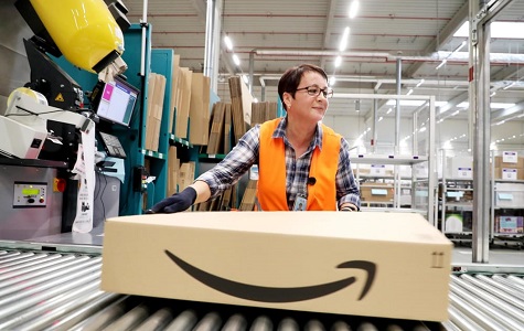 Amazon’s large contract workforce -which delivers packages and carries out other risky tasks- is left behind. 