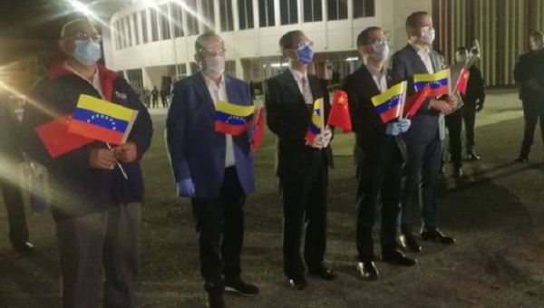 Venezuelan government delegation greets the Chinese envoy of medical specialists in Caracas on Monday, March 30th.