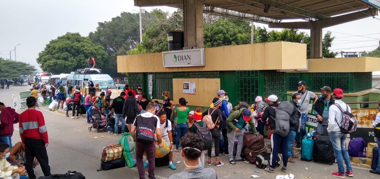 Venezuelans crossing from Colombia into Venezuela