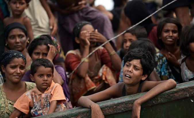 Thousands of Rohingya stranded on Bangladesh border.
