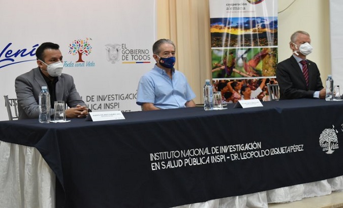 Juan Carlos Zevallos (center) offers a conference in the National Public health Investigation Institute, Quito, Ecuador. June 2, 2020.