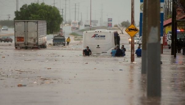 People struggles with Hanna-derived flooding in Coahuila, Mexico, July 26, 2020.