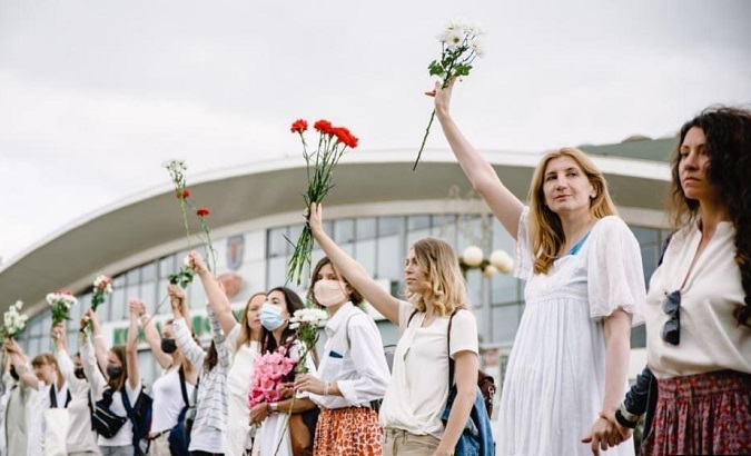Women protest by making a human chain, Belarus, August 13, 2020.