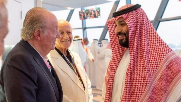 Juan Carlos I (L) greets Mohammad Bin Salman in Abu Dhabi (R), United Arab Emirates November 26, 2018.